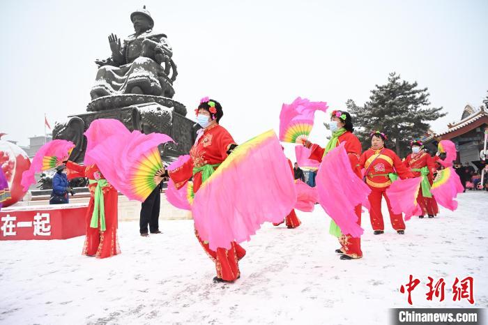 2月13日，秧歌隊(duì)在呼和浩特市大召廣場雪中起舞。　劉文華 攝