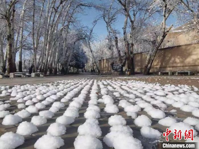 圖為春雪過(guò)后的莫高窟美不勝收?！≈鼙笕?攝