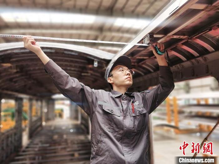 王漢卿在安裝車頂二次骨架吊?！∈茉L者供圖