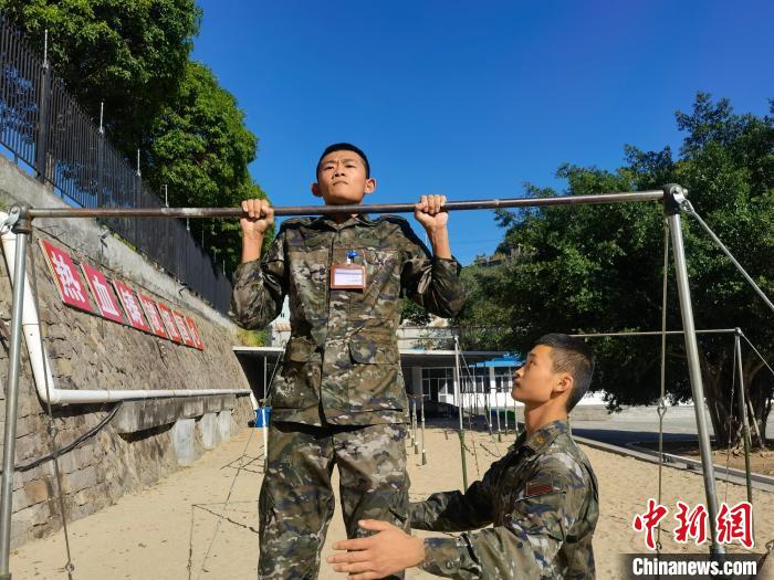 新兵尤云龍正在進(jìn)行器械訓(xùn)練?！●R濤 攝
