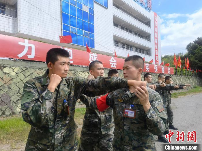 新兵尤云龍(左)不斷向一名合格軍人蛻變?！￡愴?攝