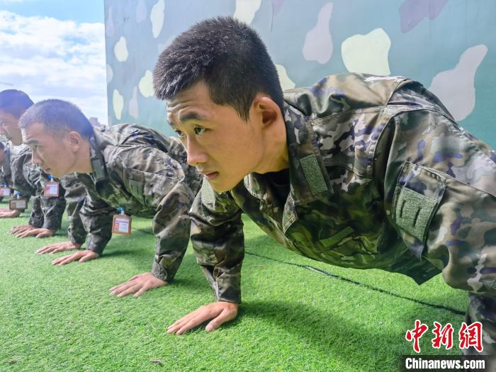 尤云龍正在和戰(zhàn)友進(jìn)行體能訓(xùn)練?！×志杆?攝