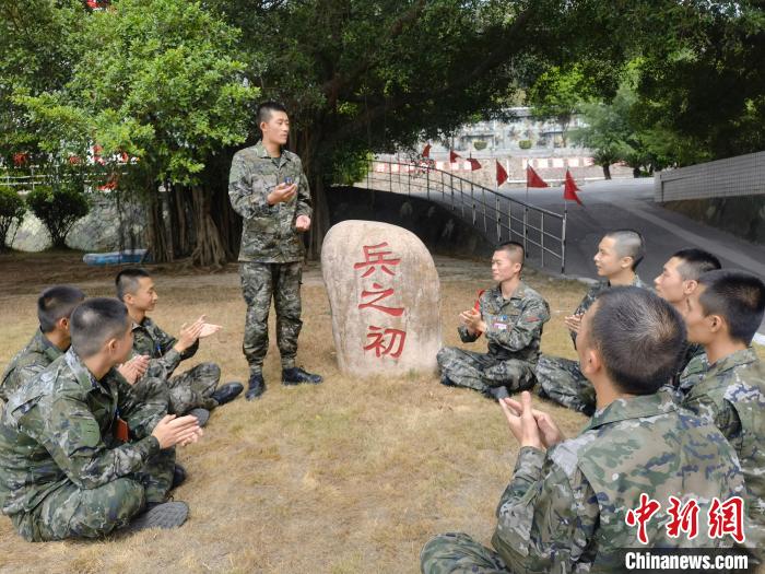 尤云龍為戰(zhàn)友講述父輩保家衛(wèi)國(guó)的故事?！＄姛樋?攝