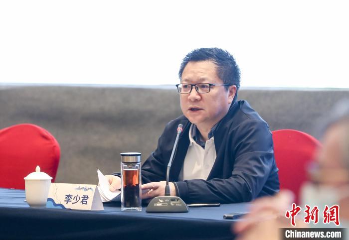 《詩刊》社主編李少君發(fā)言。　霞浦縣融媒體中心 供圖