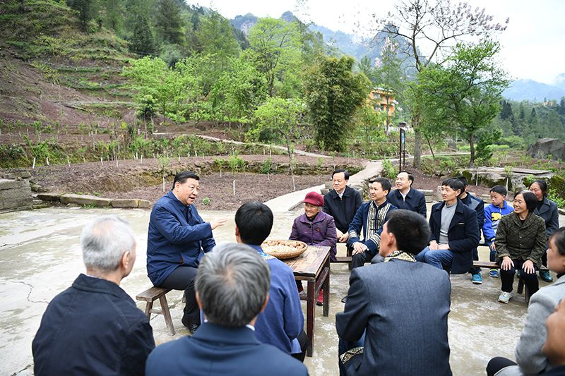 2019年4月15日，習(xí)近平總書記在重慶石柱土家族自治縣中益鄉(xiāng)華溪村同村民代表、基層干部、扶貧干部、鄉(xiāng)村醫(yī)生等圍坐在一起，共話脫貧攻堅(jiān)。