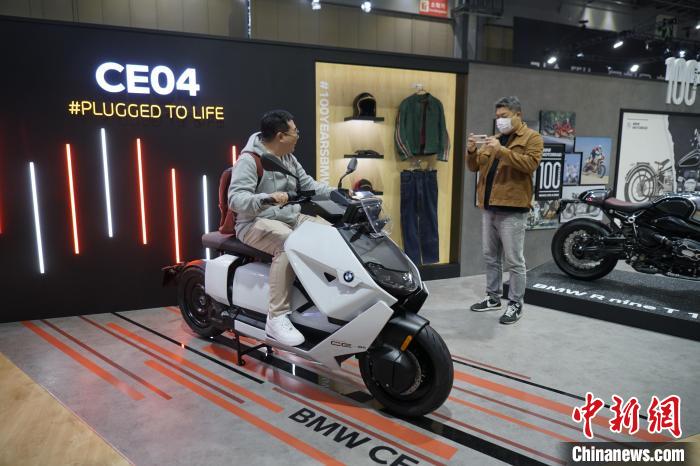 圖為觀眾在展會(huì)試駕車(chē)輛?！⑿?攝