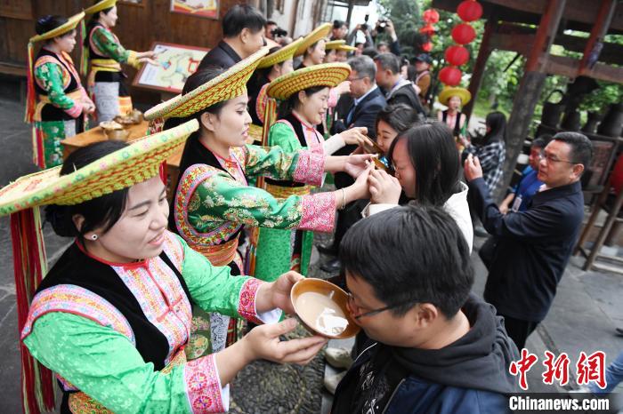 楓香瑤寨村民用攔門酒熱情迎接客人。　楊華峰 攝