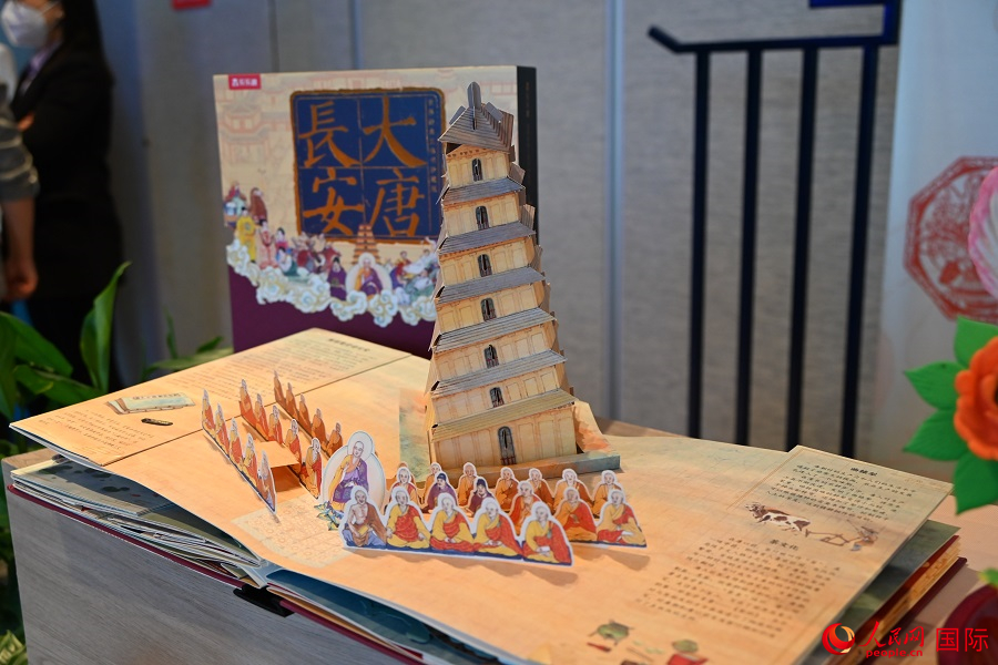 新聞中心向各國記者展示中國歷史文化。人民網(wǎng)記者 徐祥麗攝