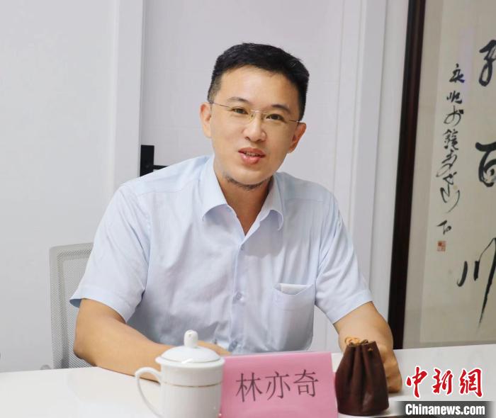 臺灣創(chuàng)新聯(lián)合建筑協(xié)會理事長林亦奇講述設(shè)立驛站愿景?！窃式?攝