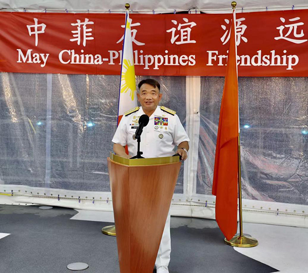 菲海軍司令阿達奇代表菲馬科斯總統(tǒng)歡迎“戚繼光”艦到訪。中國駐菲律賓大使館供圖
