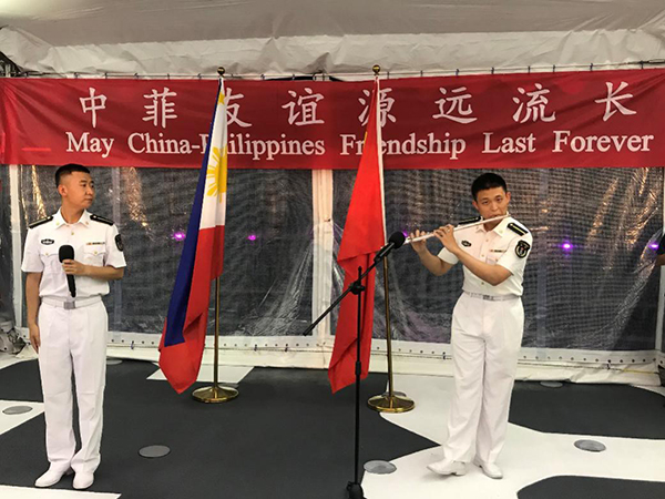 艦上官兵表演歌舞、民樂、武術等節(jié)目。中國駐菲律賓大使館供圖