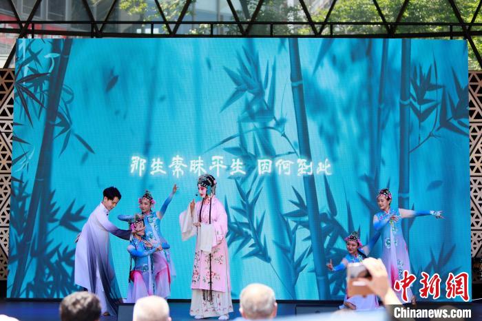 開(kāi)幕式上舞臺(tái)展演之一《水舞昆韻》。