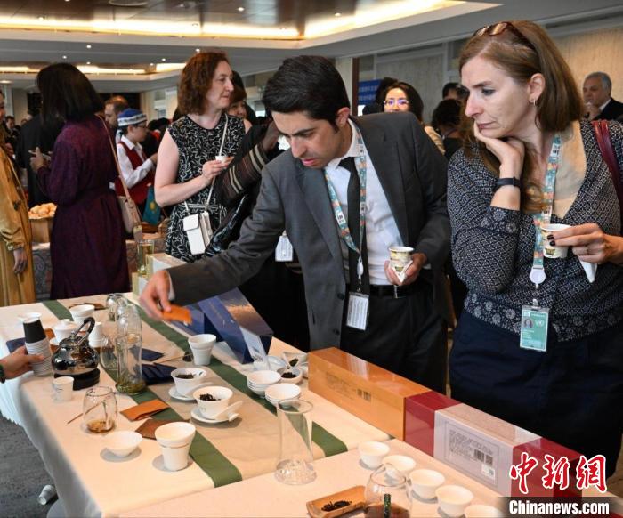 現(xiàn)場(chǎng)觀眾觀看中國(guó)展臺(tái)茶藝表演、了解茶文化?！【笜?shù) 攝