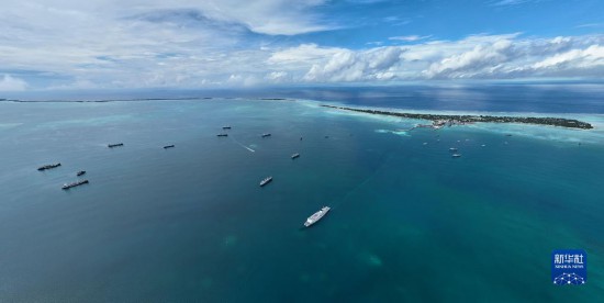 7月22日，中國海軍“和平方舟”號醫(yī)院船結束基里巴斯訪問，駛離塔拉瓦港。新華社發(fā)（桂江波 攝）