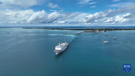 7月22日，中國海軍“和平方舟”號醫(yī)院船結束基里巴斯訪問，駛離塔拉瓦港。新華社發(fā)（桂江波 攝）