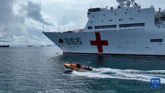 7月22日，中國海軍“和平方舟”號醫(yī)院船駛離塔拉瓦港途中，基里巴斯當?shù)孛癖婑{船揮手告別。新華社發(fā)（桂江波 攝）