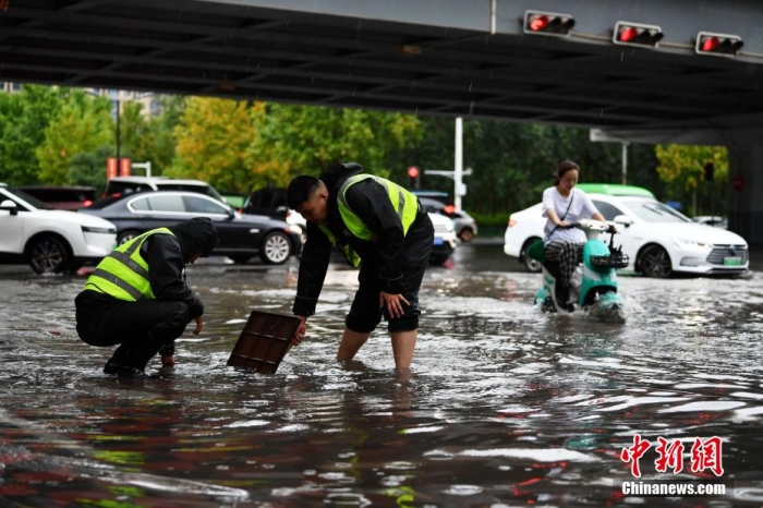 7月30日，河北省持續(xù)發(fā)布暴雨紅色預(yù)警信號(hào)。受今年第5號(hào)臺(tái)風(fēng)“杜蘇芮”殘余環(huán)流影響，7月28日以來(lái)，地處華北地區(qū)的河北省大部出現(xiàn)降雨。30日17時(shí)，該省氣象臺(tái)發(fā)布當(dāng)日第三次暴雨紅色預(yù)警信號(hào)。石家莊市城區(qū)不少區(qū)域積水嚴(yán)重，城管、環(huán)衛(wèi)、園林、市政等部門緊急出動(dòng)，聯(lián)合疏堵保暢，筑牢防汛安全屏障。圖為石家莊裕華區(qū)城管局防汛隊(duì)員對(duì)沿街收水井進(jìn)行雜物清理，以保證排水暢通。翟羽佳 攝