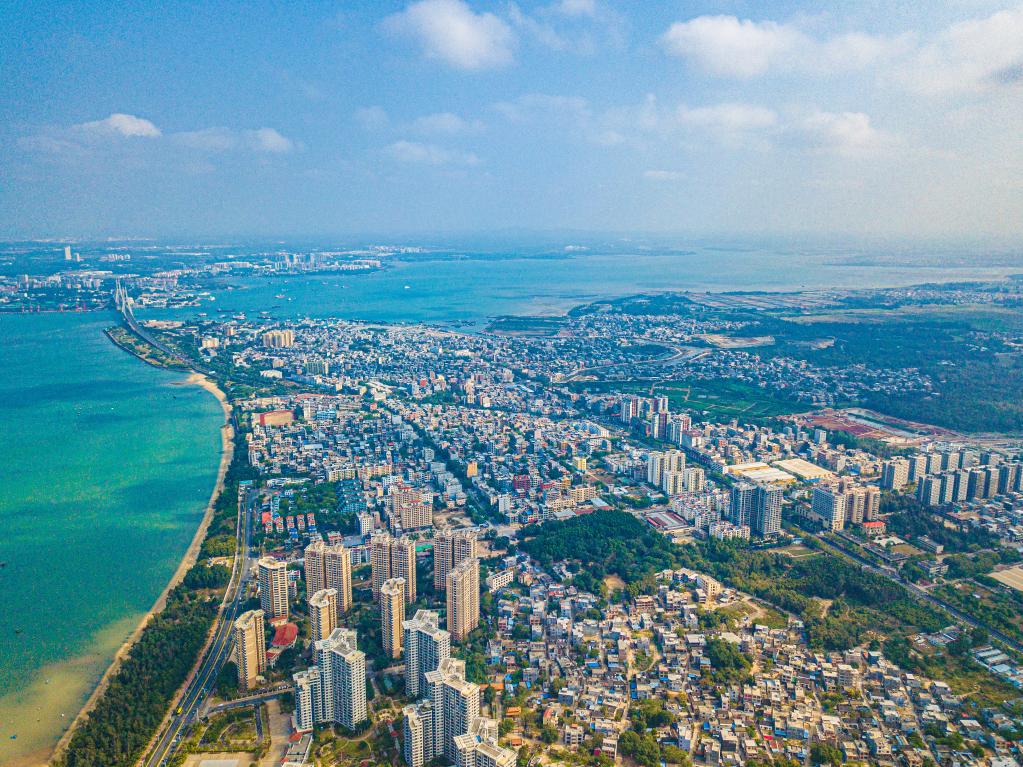 這是海南自貿(mào)港重點(diǎn)園區(qū)——洋浦經(jīng)濟(jì)開發(fā)區(qū)所在的環(huán)新英灣地區(qū)（無人機(jī)照片，2023年2月26日攝）。新華社記者 蒲曉旭 攝