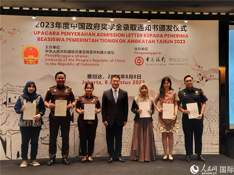 陸慷大使與獲得中國政府獎學(xué)金的印尼學(xué)子合影。 人民網(wǎng)記者 李培松攝