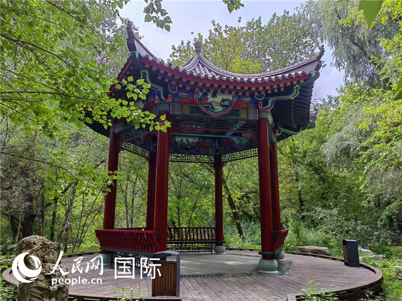 莫斯科中國貿(mào)易中心的中式園林“華銘園”一角。人民網(wǎng)記者 申亞欣攝