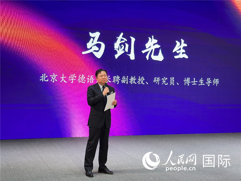 北京大學(xué)德語系長聘副教授馬劍點(diǎn)評學(xué)生表現(xiàn)。（攝影：張麗鷗）
