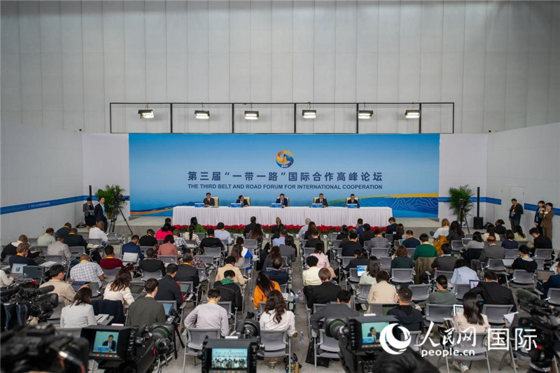 10月16日，第三屆“一帶一路”國(guó)際合作高峰論壇新聞中心在北京國(guó)家會(huì)議中心舉行首場(chǎng)吹風(fēng)會(huì)，邀請(qǐng)自然資源部國(guó)際合作司和相關(guān)單位負(fù)責(zé)人介紹有關(guān)情況，并回答記者提問。人民網(wǎng)記者 翁奇羽攝