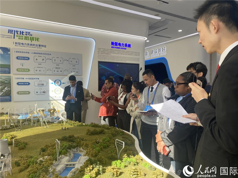 2023“一帶一路”媒體合作論壇聯(lián)合采訪團參訪中國能建。人民網(wǎng)記者 于洋攝