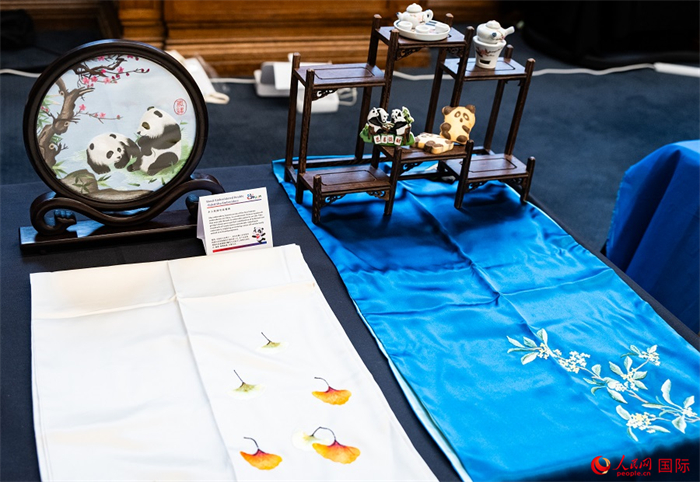 活動現(xiàn)場的現(xiàn)場文創(chuàng)展、互動體驗區(qū)、非遺區(qū)展示。人民網(wǎng) 郭錦標攝