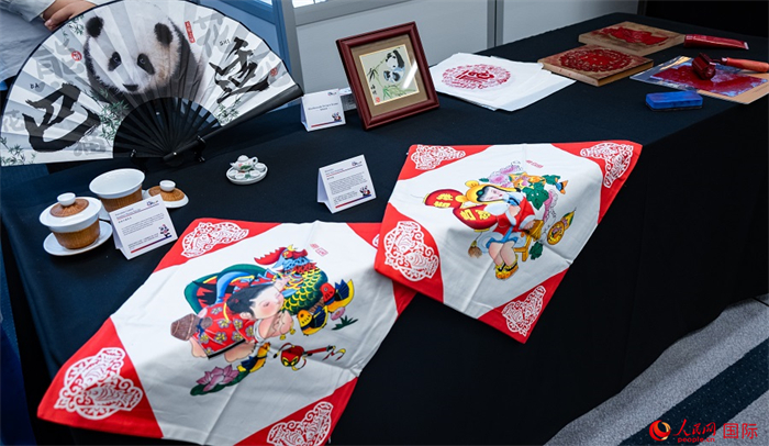 活動現(xiàn)場的現(xiàn)場文創(chuàng)展、互動體驗區(qū)、非遺區(qū)展示。人民網(wǎng) 郭錦標攝