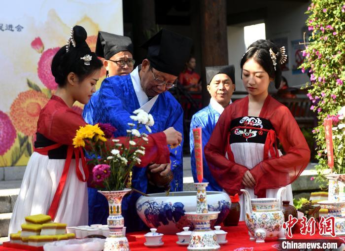 資料圖：圖為傳統(tǒng)重陽祭酒儀式。　呂明 攝