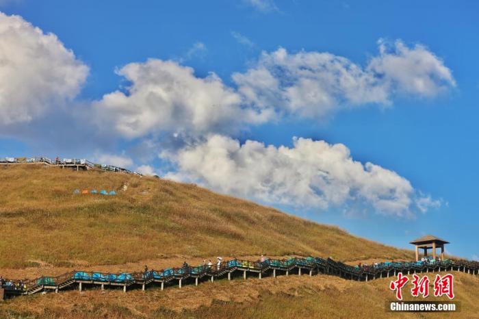 資料圖：圖為江西武功山高山草甸旁的登山步道，游客在登山。 劉力鑫 攝