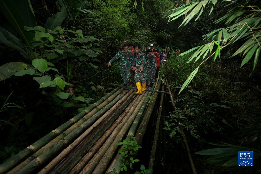 12月4日，在印度尼西亞西蘇門答臘省的馬拉皮火山附近，搜救人員轉(zhuǎn)移傷者。新華社發(fā)（安德里·馬迪安斯亞攝）