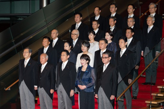 9月13日，日本首相岸田文雄（前排中）在東京的首相官邸率閣僚合影。新華社記者張笑宇攝