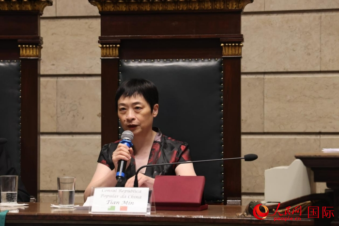 中國駐里約總領(lǐng)事田敏在致辭中表示，近年來越來越多的巴西朋友對中國、中國語言和文化產(chǎn)生濃厚興趣，積極投身中巴友好合作和各項交流。人民網(wǎng)記者 時元皓攝