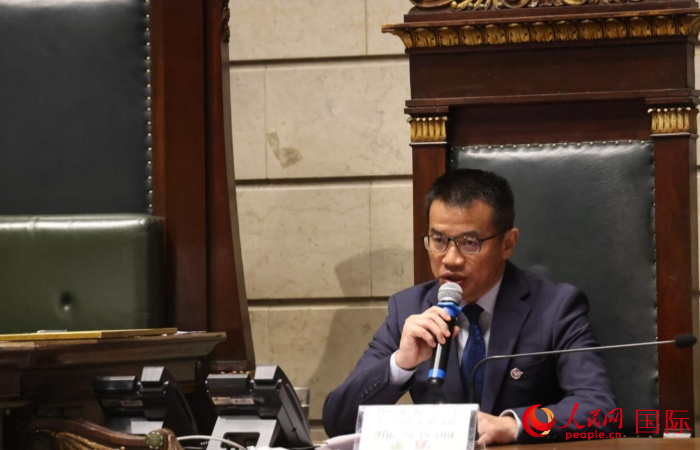 在儀式上獲得“里約市榮譽(yù)市民”稱號的中國海油巴西公司總經(jīng)理、中國-巴西企業(yè)家委員會中方主席黃業(yè)華表示，這份榮譽(yù)體現(xiàn)了里約市民對中海油等中國企業(yè)的高度認(rèn)可。人民網(wǎng)記者 時元皓攝