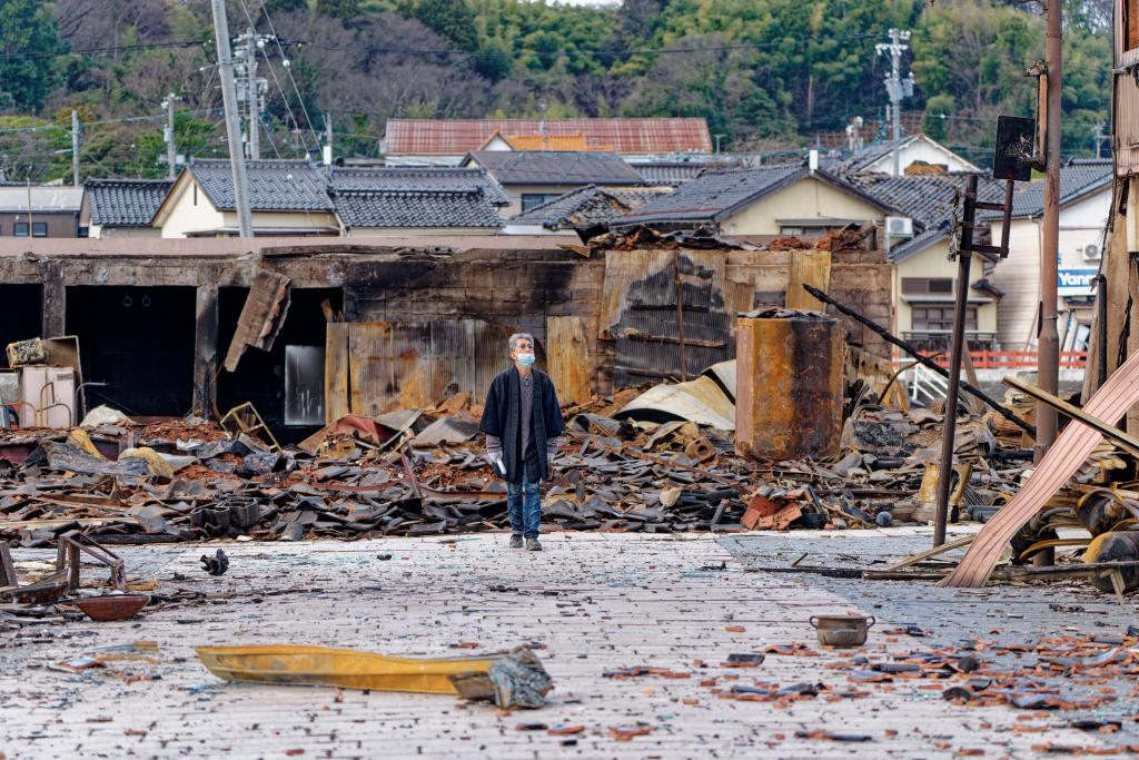 1月4日，一名市民查看日本石川縣輪島市“輪島早市”廢墟。新華社記者張笑宇攝