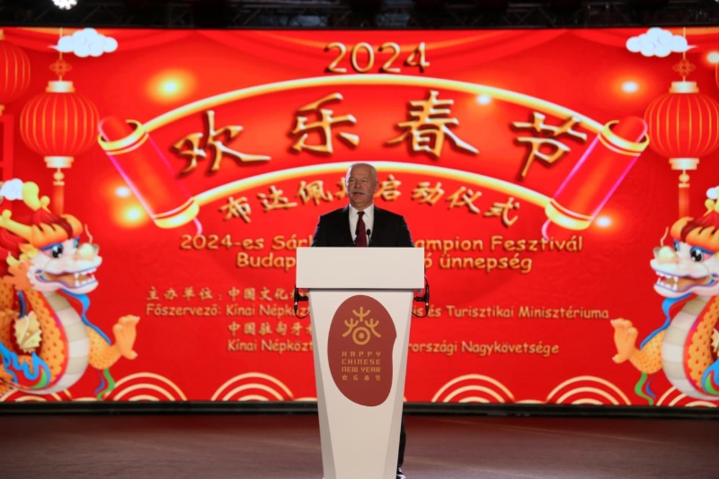匈文化和創(chuàng)新部部長(zhǎng)查克·亞諾什致辭。中國(guó)駐匈牙利大使館供圖