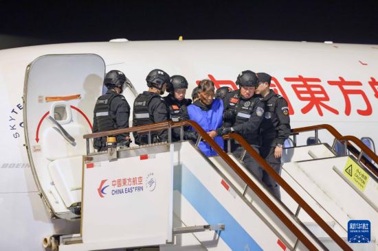 1月30日，在云南昆明長(zhǎng)水機(jī)場(chǎng)，緬北重大犯罪嫌疑人白所成被我公安機(jī)關(guān)成功押解回國(guó)。新華社記者 殷剛 攝