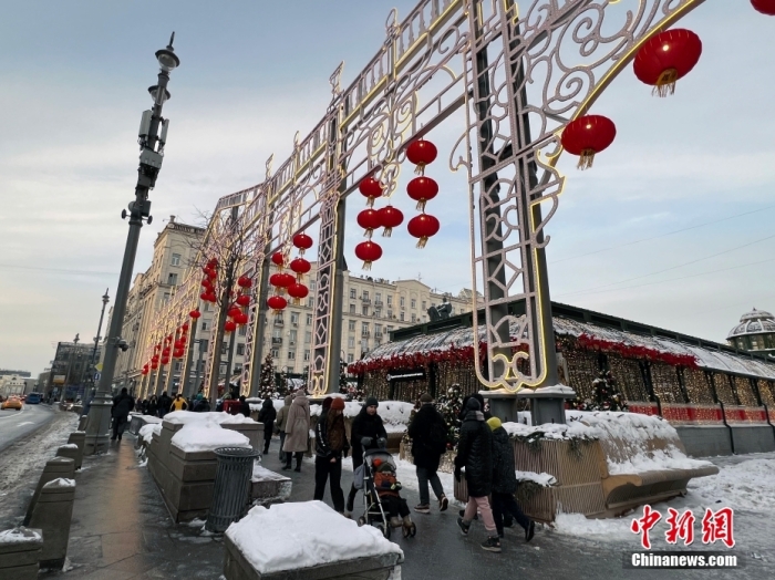 當?shù)貢r間2月9日，中國農(nóng)歷新年慶?；顒訂觾x式在莫斯科市中心的卡梅爾格爾斯基巷舉行。圖為特維爾大街裝飾的中國大紅燈籠。<a target='_blank' href='/'><p  align=