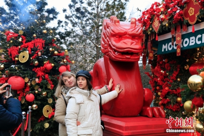 當?shù)貢r間2月9日，中國農(nóng)歷新年慶?；顒訂觾x式在莫斯科市中心的卡梅爾格爾斯基巷舉行。中國駐俄大使張漢暉，俄羅斯外交部發(fā)言人扎哈羅娃，以及俄羅斯文化部和莫斯科市政府官員出席。慶?；顒訉⒊掷m(xù)至18日。圖為當?shù)孛癖娫谔鼐S爾廣場與龍雕塑合影。