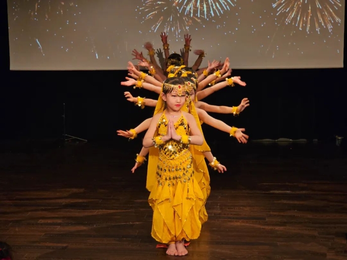 舞蹈《千手觀音》。中國(guó)駐瑞典大使館供圖。