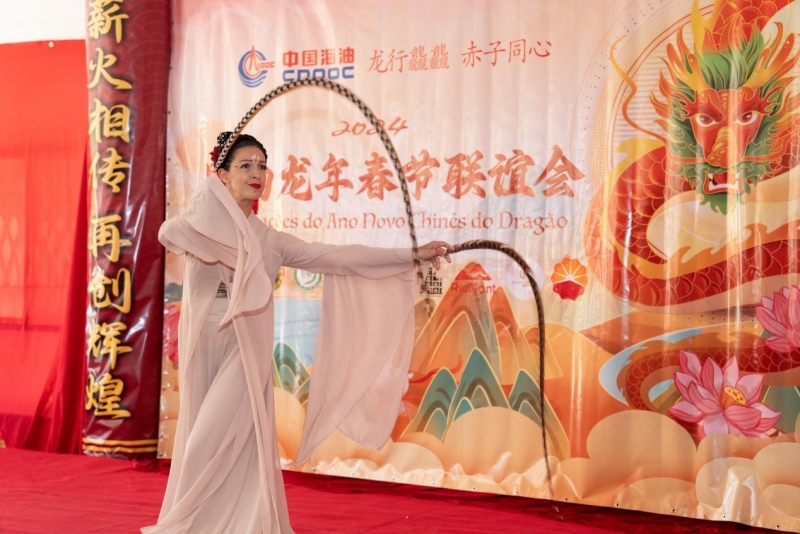 巴西藝術(shù)家表演中國舞。里約天主教大學(xué)孔子學(xué)院供圖