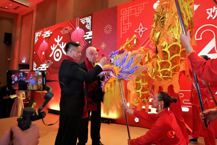 張漢暉（左）、施威特科（右）共同為彩龍點(diǎn)睛。于子恒攝