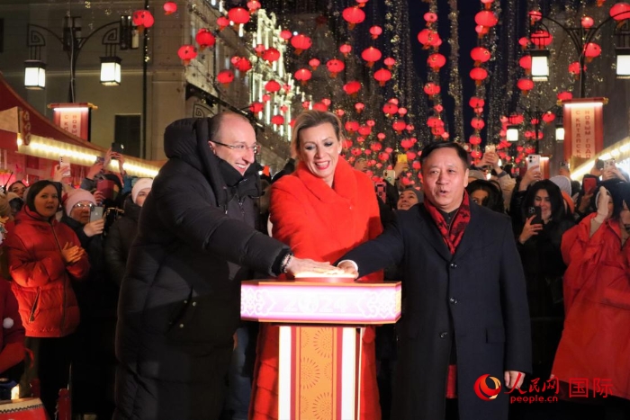 張漢暉、扎哈羅娃、科茲洛夫（從右至左）共同按下活動(dòng)啟動(dòng)按鈕。于子恒攝