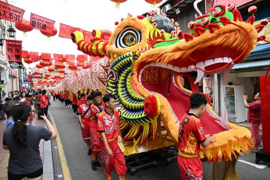 2月1日，由馬來(lái)西亞和中國(guó)的100多名青少年組成的舞龍隊(duì)在馬來(lái)西亞馬六甲市雞場(chǎng)街上共舞一條近200米的“長(zhǎng)龍”。這是活動(dòng)現(xiàn)場(chǎng)的“長(zhǎng)龍”。新華社記者程一恒攝