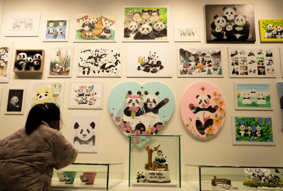 2月20日，一位小朋友在看“福寶”家族的創(chuàng)意作品。新華社記者姚琪琳攝