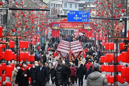 2024年2月18日，游客在2024年青島蘿卜·元宵·糖球會上消費、游玩。新華社記者李紫恒攝
