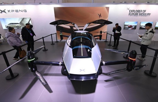 2023年12月1日，在鏈博會智能汽車鏈展區(qū)小鵬汽車展臺，參觀者觀看一臺智能飛行器。新華社記者蔡湘鑫攝
