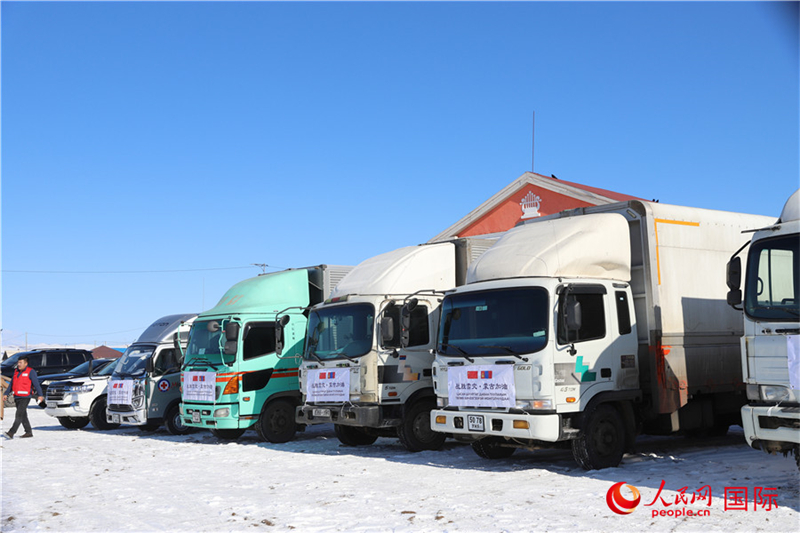 6.3月18日，滿載賑災(zāi)物資卡車在中央省額爾登縣整裝待發(fā)。人民網(wǎng)記者 霍文攝