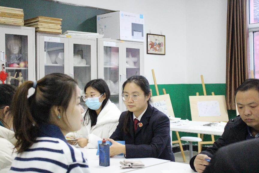 河北省臨西縣人民檢察院未檢檢察官在臨西縣第二小學(xué)為家長(zhǎng)講解家庭教育促進(jìn)法。 孫國(guó)月攝